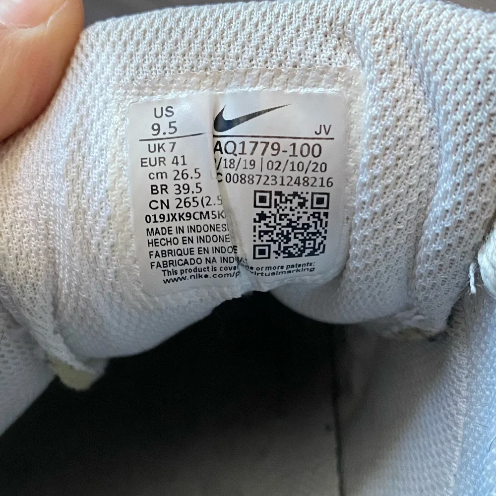 Nike Low Triple White Shoes size 9.5 - Picture 3 of 9